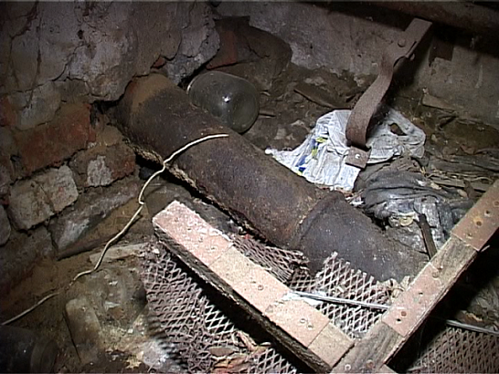 Канализационный стояк выбрасывает фекалии в квартире на первом этаже 