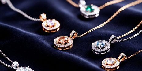 Элегантные кулоны: секрет создания утонченного и по-настоящему дорогого образа