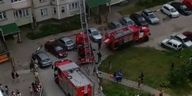 перекрытие движения второй выезд закрыт Раздольная Жители дома по улице Раздольная показали как после перекрытия второго выезда из их двора выезжают пожарные машины