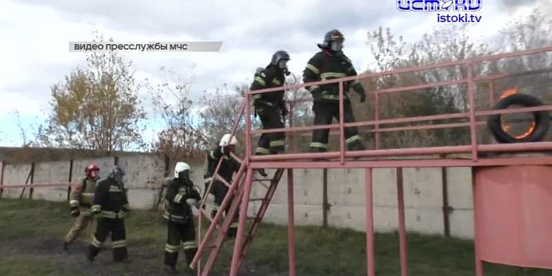 Тяжело в учении. Пожарные провели тренировку на так называемой огневой полосе психологической подготовки. Был и настоящий огонь, и полное обмундирован...