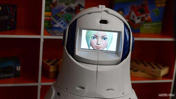 Робот-библиотекарь Маша начала работать во Мценске