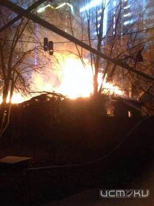 Ночью в Орле полыхал брошенный дом