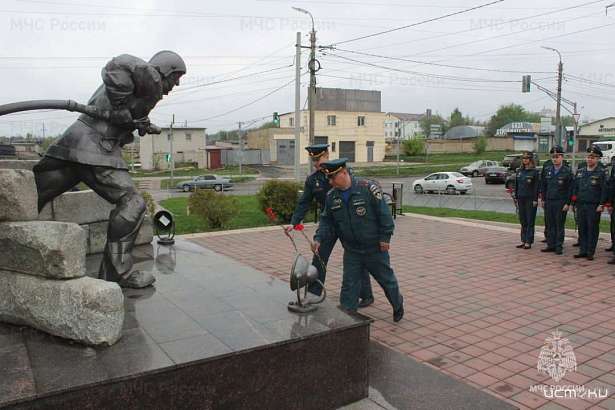 Орловские спасатели почтили минутой молчания погибших коллег