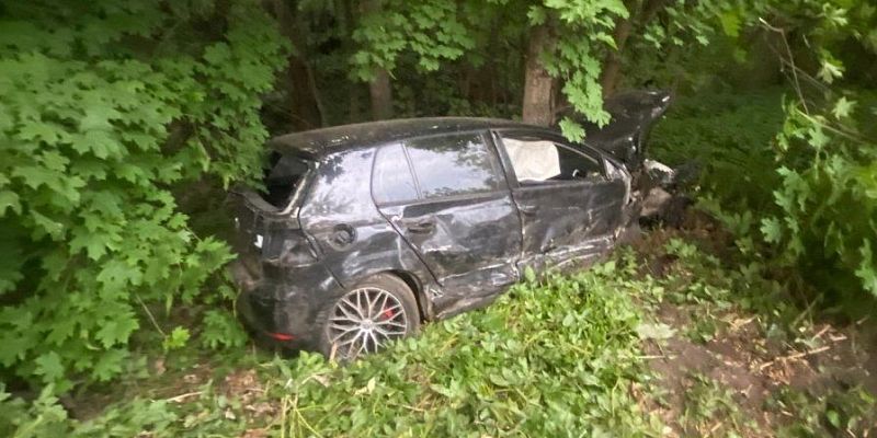 Не уступил дорогу: под Орлом столкнулись две иномарки Не уступил дорогу: под Орлом столкнулись две иномарки