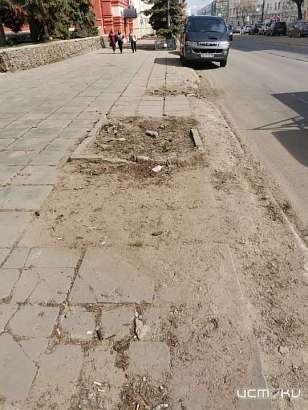 Больше добавить нечего. Орловчанка сфотографировала ужасное состояние территории площади Карла Маркса