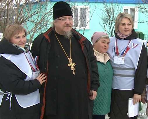 Орловский священник прошелся по домам избирателей