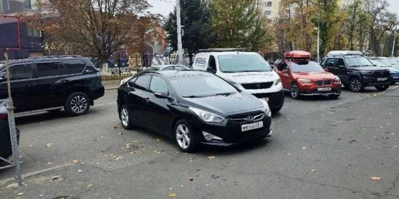 Орловчане жалуются на хаотичную парковку у „Атолла“
