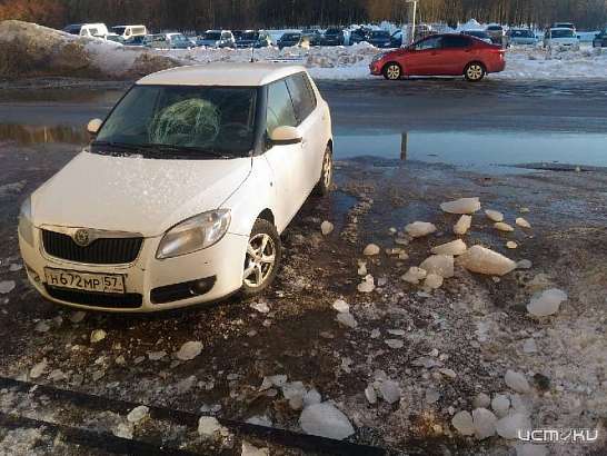 Фотофакт: в Орле наледь с крыши вновь обрушилась на авто