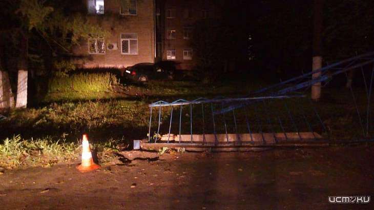 Во Мценске пенсионер на иномарке влетел в угол здания больницы