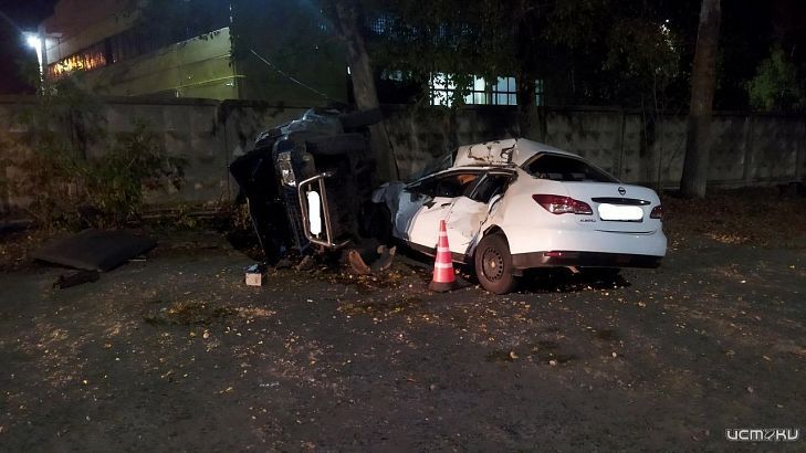 В Орле пьяный водитель кроссовера опрокинулся на стоящий автомобиль В Орле пьяный водитель кроссовера опрокинулся на стоящий автомобиль