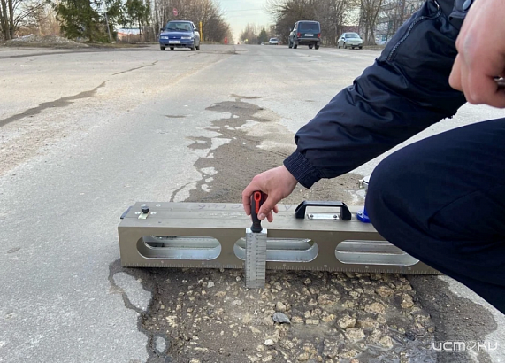 В Залегощи из-за ям на дороге завели дело