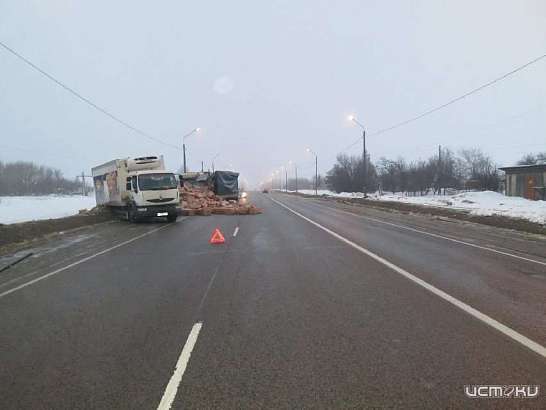 В Троснянском районе водитель пострадал при столкновении трех фур
