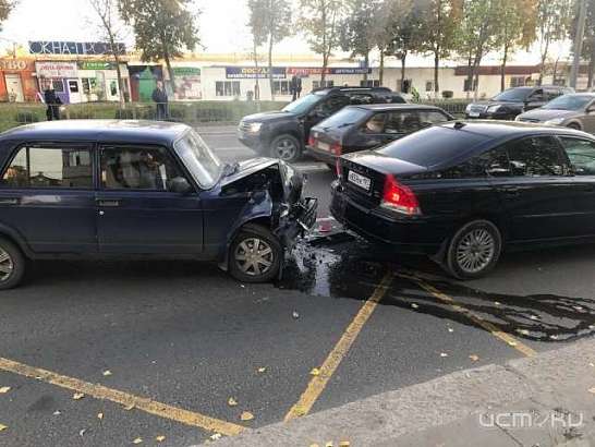 Орлу грозит очередная пробка в час пик: на ул. Комсомольской не разъехались два авто