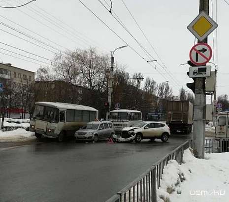 Улицу Металлургов в Орле не поделили фура, такси и кроссовер