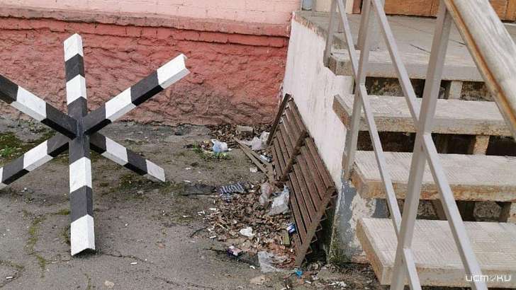 Орловчанин пожаловался на мусор возле отделения полиции