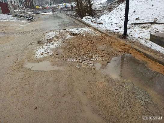 Благоустроенная территория перед входом в парк «Ботаника» в Орле находится в ужасном состоянии