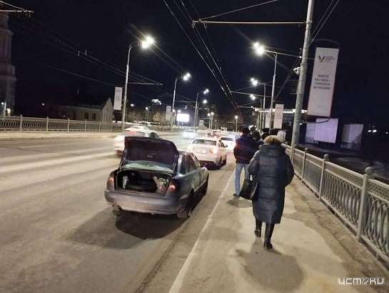 В Орле на Тургеневском мосту из-за ямы авто пробивают шины