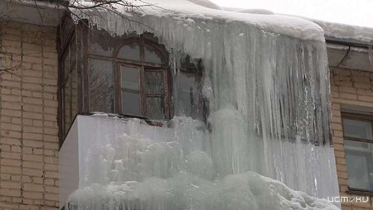 На ул. Салтыкова-Щедрина в Орле сосульки бьют все рекорды 