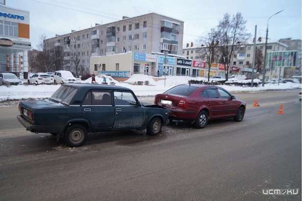 В Орле «семерка» догнала «Шкоду»