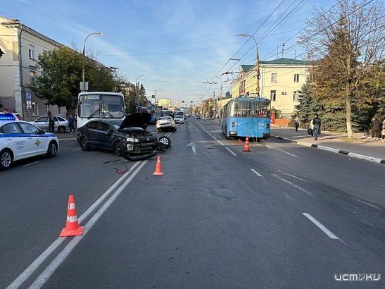 Две легковушки, автобус и троллейбус: в центре Орла произошло столкновение личного и общественного транспорта