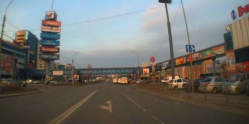 На Кромском шоссе в Орле дорожная разметка и знаки противоречат друг другу