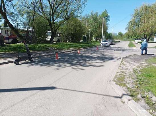 В Орле юноша на электросамокате сбил девушку