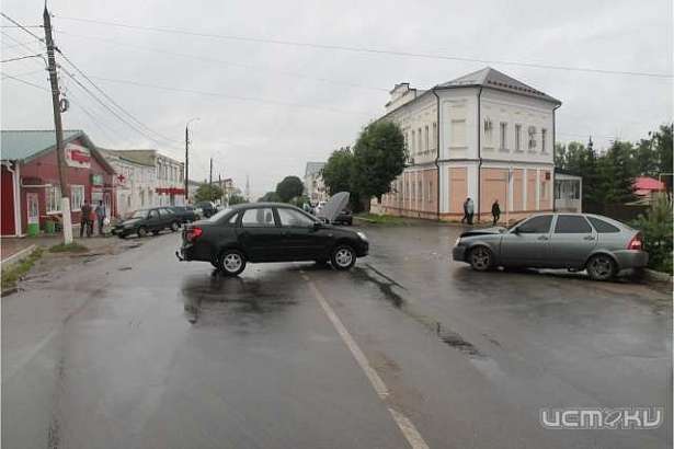 В Болхове не разъехались две «Лады»