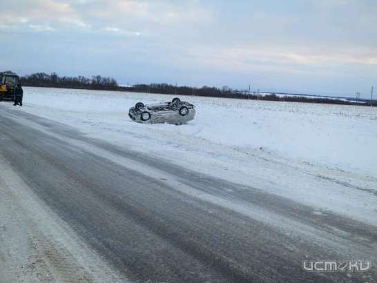 В Колпнянском районе Орловской области перевернулся легковой Ниссан