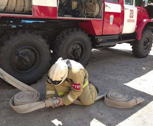 В Орловской области пожарные практиковали работу гидравлическим инструментом и прокладку рукавной линии