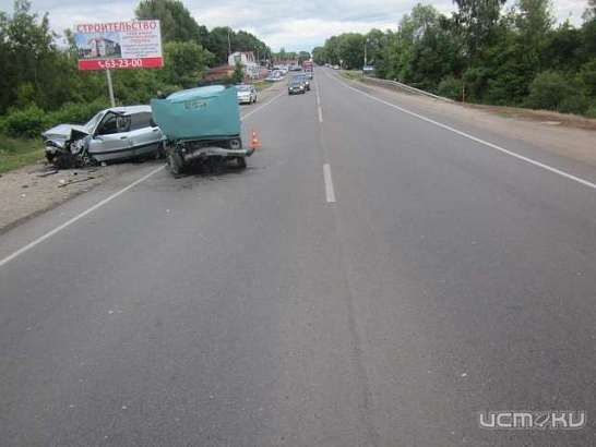 На трассе в Орловской области на одной полосе столкнулись две встречные машины