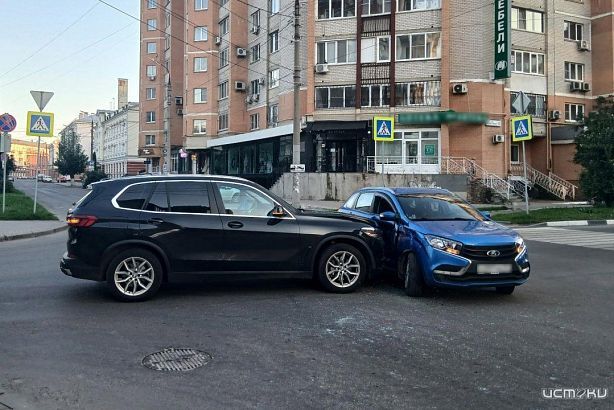 В Орле перекресток не поделили «Лада» и «БМВ»