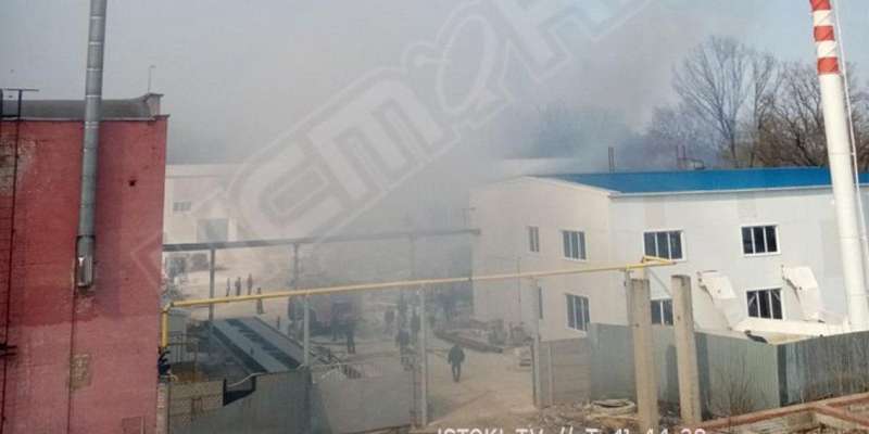 Фоторепортаж: в Орле борются с пожаром на бумажном комбинате