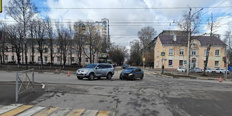 В Орле на Трансмаше столкнулись «Рено» и «Мицубиши»: трое пострадавших