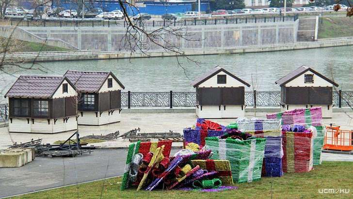 В детский парк Орла завезли яркие новогодние подарки для елки-вертолета