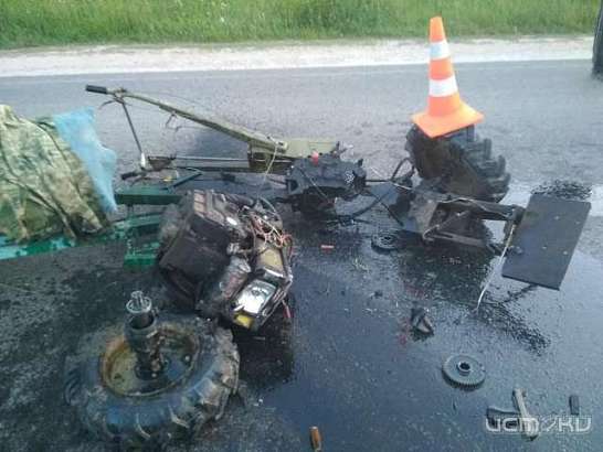 На орловской трассе мотоблок столкнулся с бензовозом
