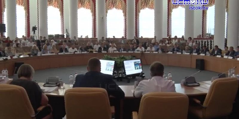 На облсовете губернатор юлил и причитал, а руководитель ЖКХ области оправдывался за ситуацию с мусором