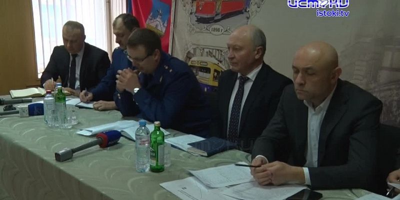 "Дырявого кувшина не наполнишь".
