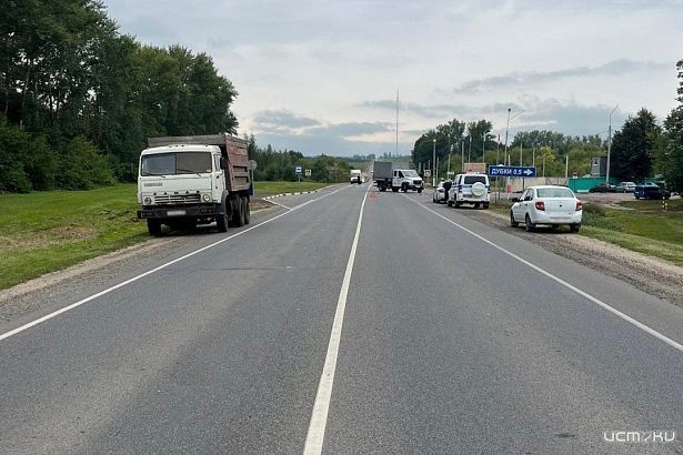 Под Орлом КамАЗ выехал на встречку и протаранил автомобиль