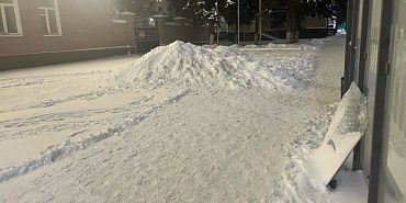 Накануне Нового года вандалы испортили остановочный павильон в Орле