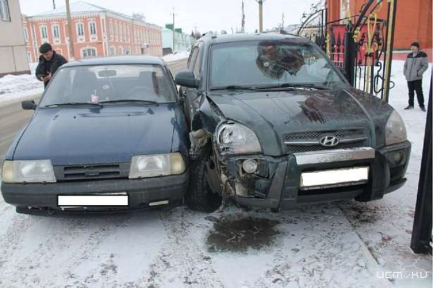 В Болхове автоледи на иномарке въехала в отечественный «Иж» 