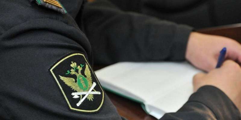 Строго в масках и по записи: как судебные приставы принимают орловчан