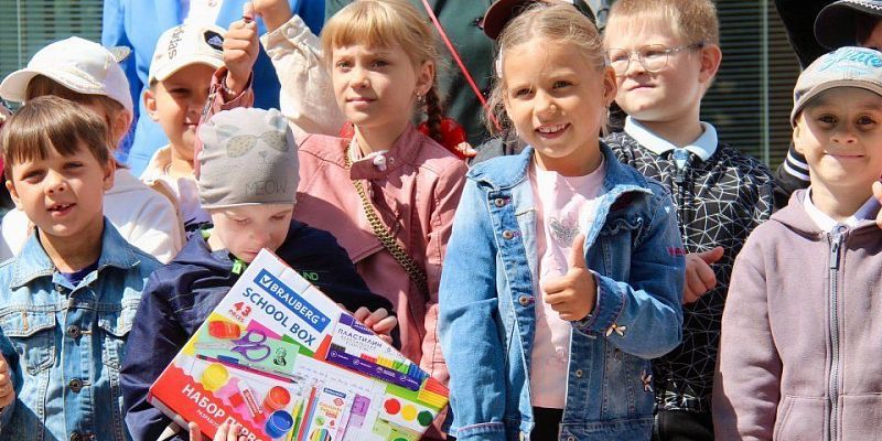 «Дорога в школу»: в Орле будущим первоклассникам вручили наборы к 1 сентября