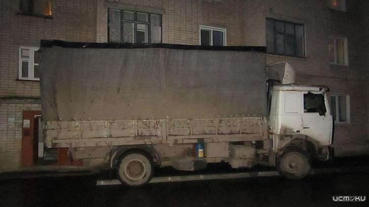 Фура лишила жильцов орловской многоэтажки солнечного света