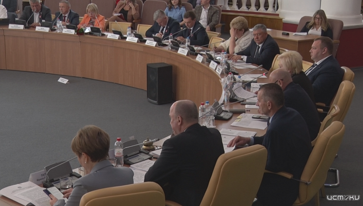 К перспективе замены чиновников и депутатов на ИИ каждый второй орловчанин относится положительно 