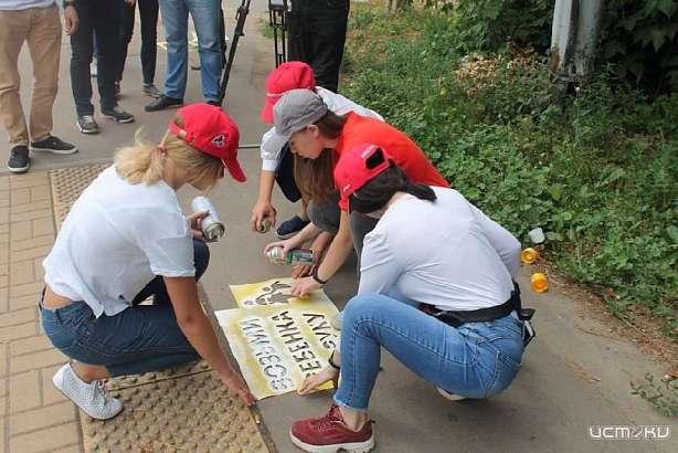 «Возьми ребенка за руку»: возле орловских детсадов появились необычные таблички