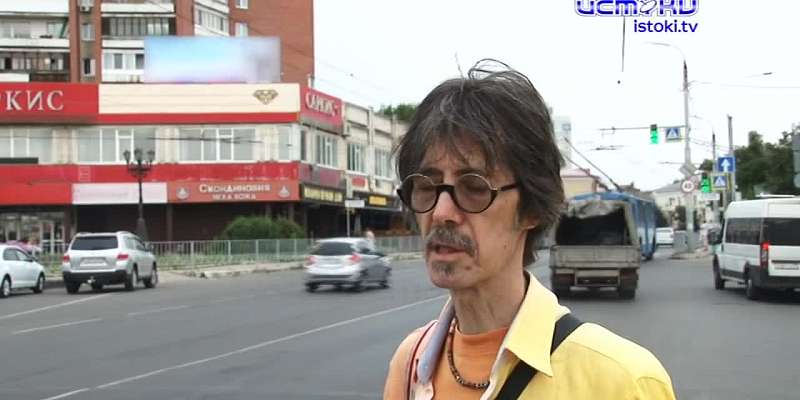 Здание Трилистник в Орле утопает в рекламных баннерах. А недавно на него установили еще и светодиодный экран
