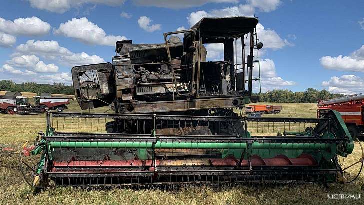 В выходные в полях Орловщины сгорели комбайн и КамАЗ