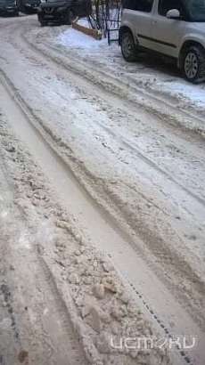 Орловчане продолжают жаловаться на неубранный во дворах снег