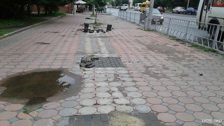 Вместо посадки деревьев в Орле кладут плитку