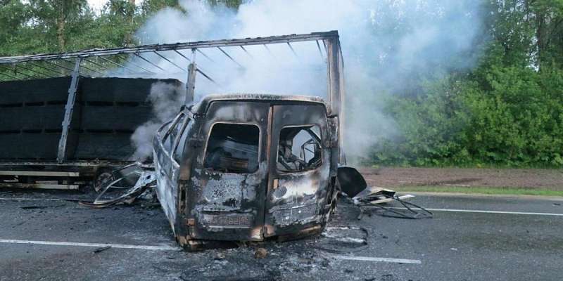 На орловской трассе после столкновения загорелись фура и «Газель»